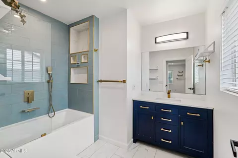 Bath - 511 E Cheery Lynn Rd, Phoenix, AZ 85012 photo 1 of 3