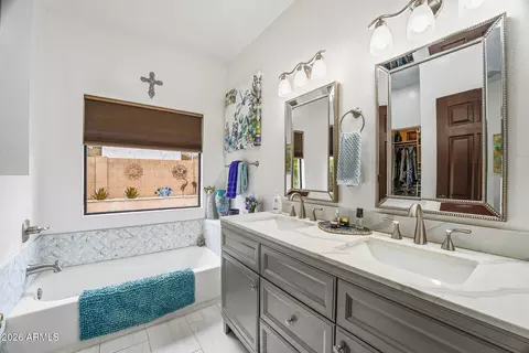 Bath - 1802 E Stella Ln, Phoenix, AZ 85016 photo 3 of 4