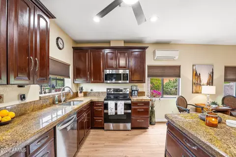 Kitchen - 1802 E Stella Ln, Phoenix, AZ 85016 photo 4 of 5