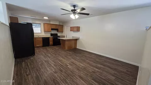 Living - 4057 N 79th Dr, Phoenix, AZ 85033 photo 2 of 3
