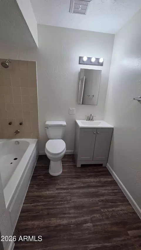 Bath - 4057 N 79th Dr, Phoenix, AZ 85033 photo 1 of 2