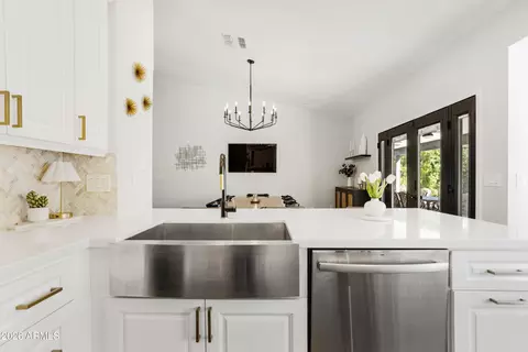 Kitchen - 601 E Silver Creek Rd, Gilbert, AZ 85296 photo 4 of 5