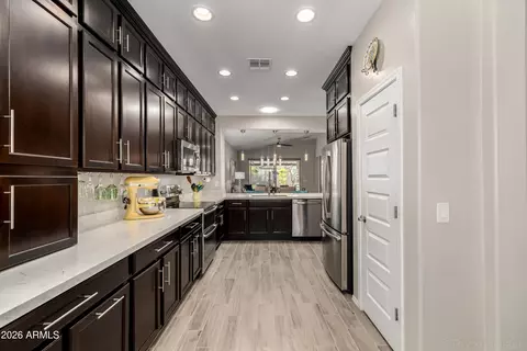 Kitchen - 511 E Pasaro Dr, Phoenix, AZ 85085 photo 4 of 6