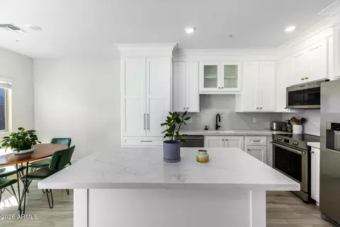 Kitchen - 2265 W Echo Ln, Phoenix, AZ 85021 photo 2 of 3