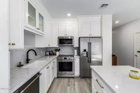 Kitchen - 2265 W Echo Ln, Phoenix, AZ 85021 photo 3 of 3