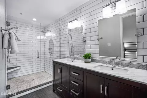 Bath - 914 E Osborn Rd #208, Phoenix, AZ 85014 photo 2 of 3