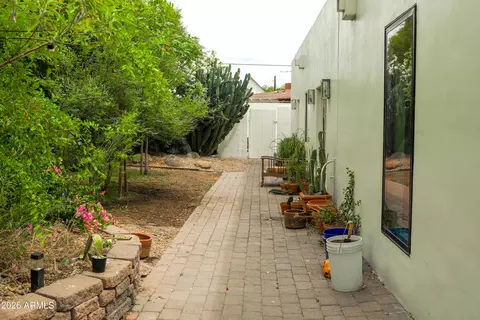 Exterior - 20 E Bethany Home Rd, Phoenix, AZ 85012 photo 5 of 12