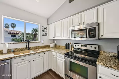 Kitchen - 2177 E Ranch Ct, Gilbert, AZ 85296 photo 5 of 6