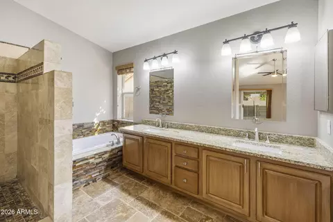 Bath - 4025 W Wethersfield Rd, Phoenix, AZ 85029 photo 1 of 7