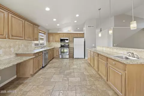 Kitchen - 4025 W Wethersfield Rd, Phoenix, AZ 85029 photo 3 of 6