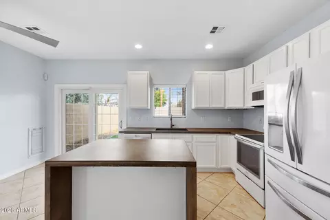 Kitchen - 3006 E Kings Ave, Phoenix, AZ 85032 photo 5 of 6