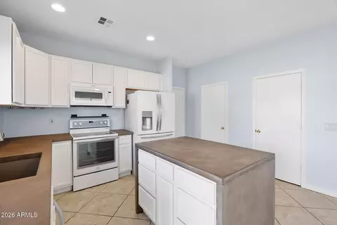 Kitchen - 3006 E Kings Ave, Phoenix, AZ 85032 photo 4 of 6