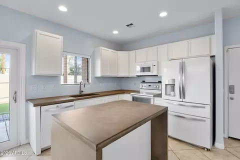 Kitchen - 3006 E Kings Ave, Phoenix, AZ 85032 photo 2 of 6