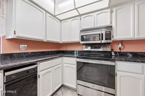 Kitchen - 718 E Peoria Ave, Phoenix, AZ 85020 photo 4 of 6