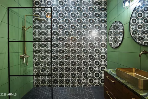 Bath - 358 E Whitton Ave, Phoenix, AZ 85012 photo 2 of 3