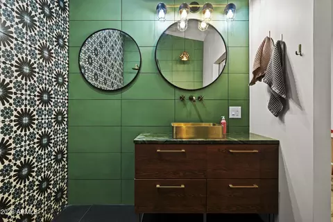 Bath - 358 E Whitton Ave, Phoenix, AZ 85012 photo 3 of 3