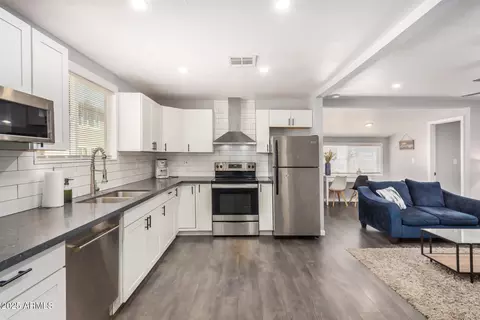 8915 N 9th Pl, Phoenix, AZ 85020