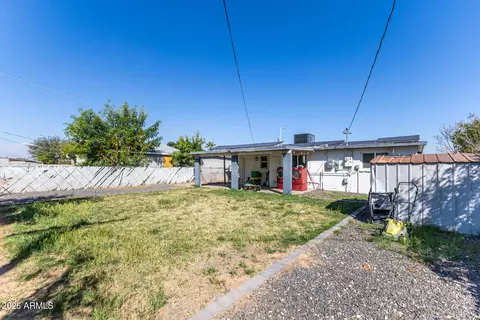 Exterior - 2301 E Lynne Ln, Phoenix, AZ 85042 photo 6 of 8