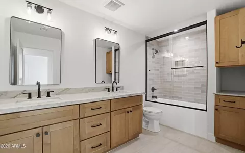 Bath - 4515 N 35th St, Phoenix, AZ 85018 photo 3 of 6