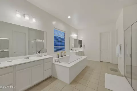 Bath - 3130 E Valencia Dr, Phoenix, AZ 85042 photo 2 of 6