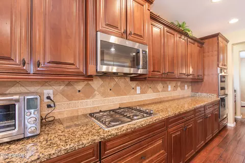 Kitchen - 747 E Charlevoix Ave, Gilbert, AZ 85297 photo 7 of 9
