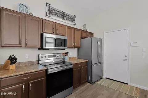 Kitchen - 2250 E Deer Valley Rd #94, Phoenix, AZ 85024 photo 4 of 4