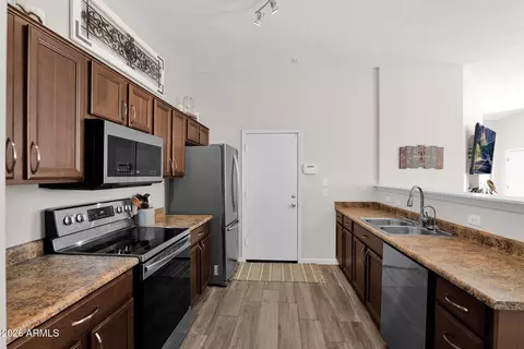 Kitchen - 2250 E Deer Valley Rd #94, Phoenix, AZ 85024 photo 3 of 4