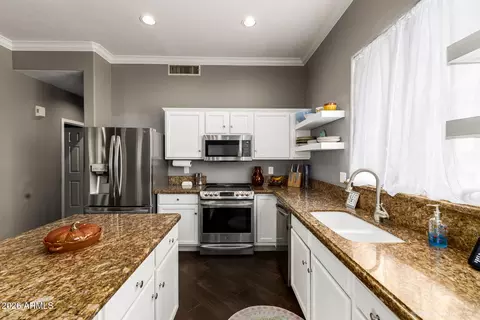 Kitchen - 1865 S Morrison Ln, Gilbert, AZ 85295 photo 2 of 3