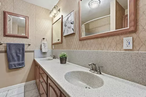 Bath - 5711 N 12th Ave, Phoenix, AZ 85013 photo 3 of 4