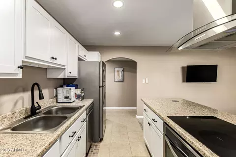 Kitchen - 2537 E La Jolla Dr, Tempe, AZ 85282 photo 7 of 7