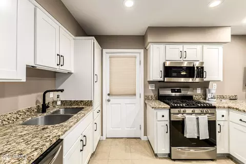 Kitchen - 2537 E La Jolla Dr, Tempe, AZ 85282 photo 1 of 7