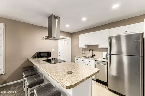 Kitchen - 2537 E La Jolla Dr, Tempe, AZ 85282 photo 5 of 7