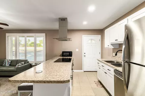 Kitchen - 2537 E La Jolla Dr, Tempe, AZ 85282 photo 4 of 7