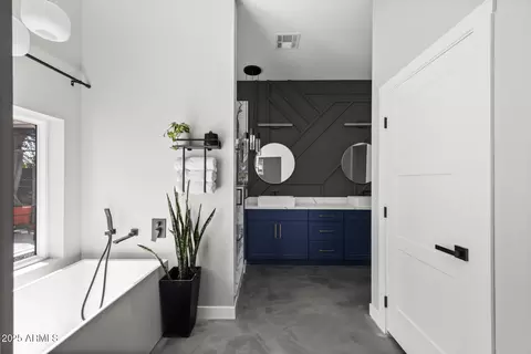 Bath - 1211 E Hayward Ave, Phoenix, AZ 85020 photo 1 of 8