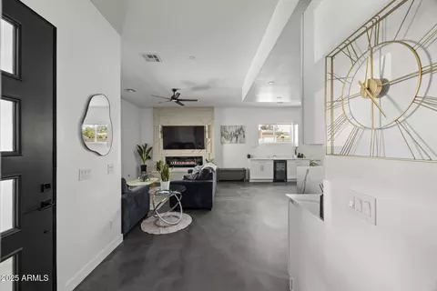 Entry Way - 1211 E Hayward Ave, Phoenix, AZ 85020 photo 2 of 5