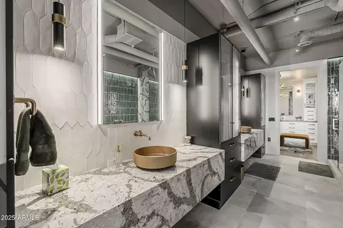 Bath - 2211 E Camelback Rd #605, Phoenix, AZ 85016 photo 2 of 5