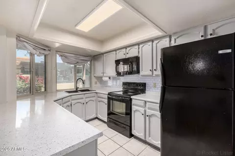 Kitchen - 3004 W Phelps Rd, Phoenix, AZ 85053 photo 2 of 3