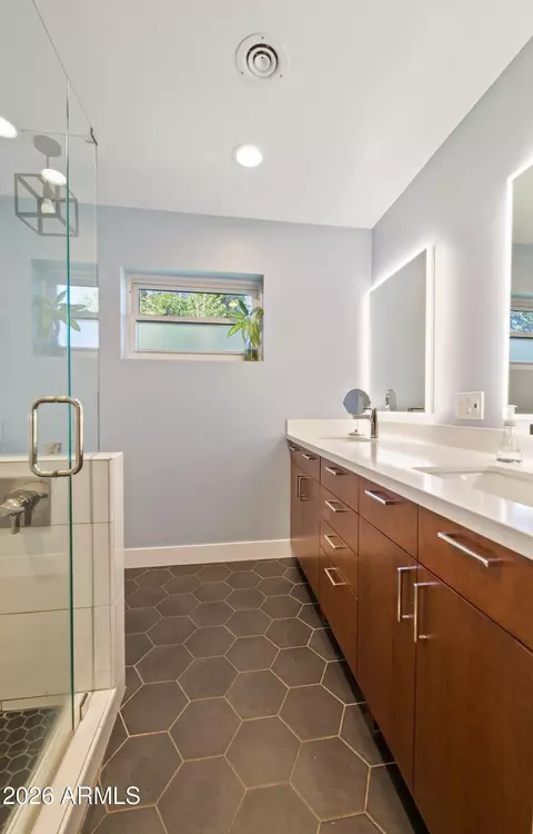 Bath - 7823 N 7th Pl, Phoenix, AZ 85020 photo 1 of 1