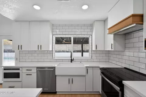 Kitchen - 9 E Surrey Ave, Phoenix, AZ 85022 photo 2 of 5