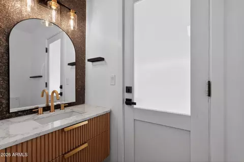 Bath - 9 E Surrey Ave, Phoenix, AZ 85022 photo 3 of 5