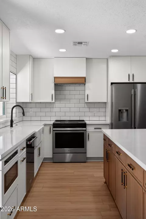Kitchen - 9 E Surrey Ave, Phoenix, AZ 85022 photo 3 of 5