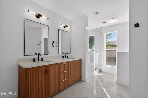 Bath - 9 E Surrey Ave, Phoenix, AZ 85022 photo 1 of 5