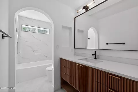 Bath - 9 E Surrey Ave, Phoenix, AZ 85022 photo 4 of 5