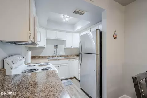 Kitchen - 17 E Ruth Ave #303, Phoenix, AZ 85020 photo 2 of 5