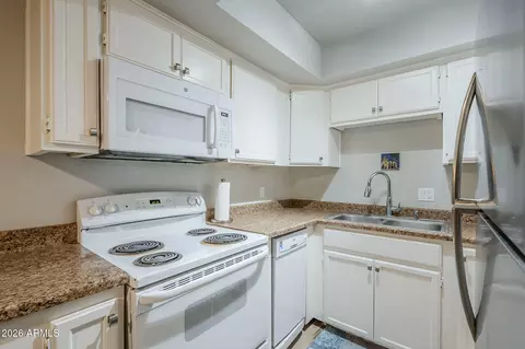 Kitchen - 17 E Ruth Ave #303, Phoenix, AZ 85020 photo 3 of 5