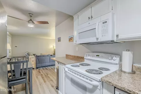 Kitchen - 17 E Ruth Ave #303, Phoenix, AZ 85020 photo 4 of 5