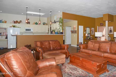 Living - 914 E Carlise Rd, Phoenix, AZ 85086 photo 2 of 3