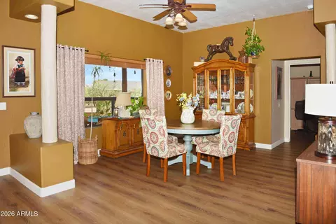 Dining - 914 E Carlise Rd, Phoenix, AZ 85086 photo 1 of 4