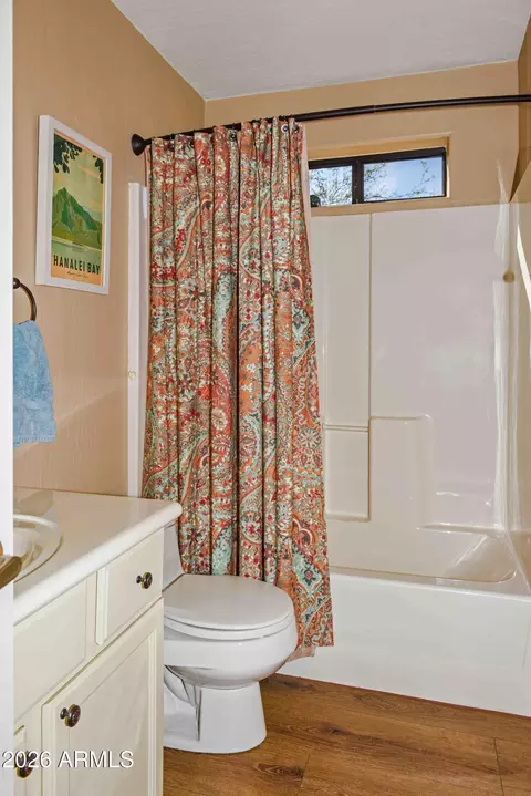 Bath - 914 E Carlise Rd, Phoenix, AZ 85086 photo 1 of 4