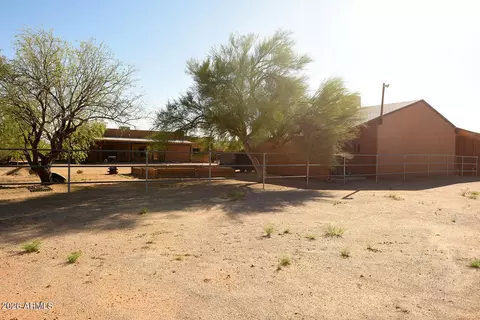 Exterior - 914 E Carlise Rd, Phoenix, AZ 85086 photo 9 of 10